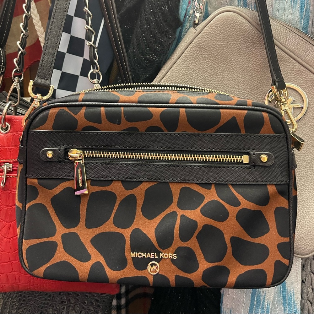 Michael Kors crossbody!! It’s an eye catcher 🔥